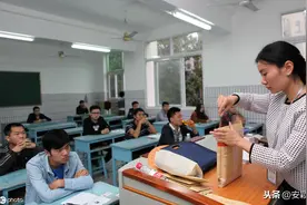 视频：初中英语完型阅读超高频词汇hold常考释义，你知道几个？图片