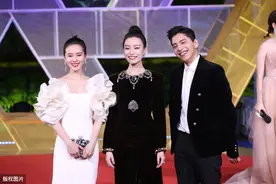 刘诗诗倪妮的黑白天鹅同框图，没有艳压只剩下养眼图片