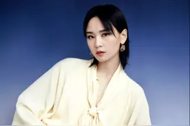 周笔畅终于穿对风格，穿米黄色衬衫配黄色阔腿裤，私服穿搭美太多图片