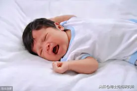 宝宝哭了，到底要不要马上抱？看完这两个故事，你就知道了图片