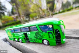北京国安推出大巴车1:50模型，细节设计精巧图片
