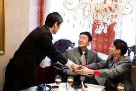 面试被问：领导宴请，你发现菜里有苍蝇怎么办？90后的回答满分图片