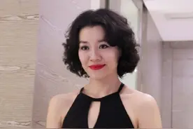 刘琳造型大翻车，穿肚兜裙曲线纤细，包租婆卷发配红棕眉毛有点迷图片