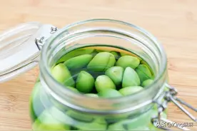 腊八蒜，只放醋就错了，记住这3个小诀窍，颜色碧绿，香脆爽口图片