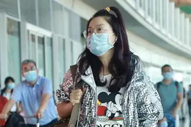 凤凰传奇玲花素颜出镜，扎高辫配短裤秀美腿，皮肤状态真实如少女图片