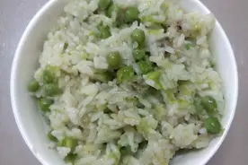生炒糯米饭，用炒锅焖出来的豌豆糯米饭，不一样的美味图片