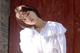 20岁任敏好气质，穿白色复古衬衫配牛仔裤，站阳光下清新甜美图片