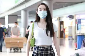 蒋梦婕现身机场，白色短T搭配格纹裤，单眼皮的她也很美图片