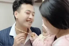 舅舅来看宝宝，临走却被外甥抓住金链不放，萌翻了图片