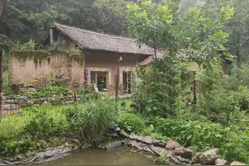 去秦岭库峪游玩，淘了几个老磨盘和石碾子，摆在院子里喝茶怎么样图片