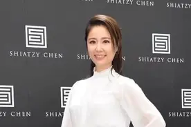 林心如越老越招摇！穿“孔雀裙”戴满手首饰显摆，贵气别人比不了图片