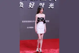37岁唐嫣瘦成纸片人，穿抹胸礼服秀“蚂蚁腰”，马尾扎发更显嫩图片