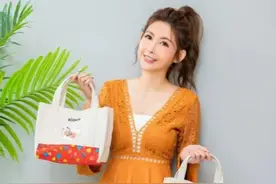 “蝴蝶姐姐”气质太甜！穿萝卜裙扎高马尾，37岁还像高中生图片