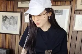 张天爱真的好敢穿！“巴掌衫”短到遮不住胸罩！凹出1米8长腿图片