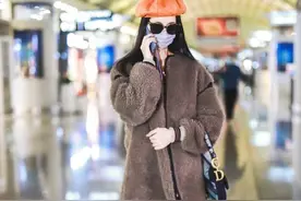 陈都灵穿棕色仿羊羔绒外套现身机场，头戴橘色贝雷帽精致女孩子图片