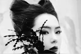 有一种“惊艳”叫戚薇，新出的写真大片，却蜜汁有点像“龙葵”？图片