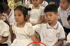 幼儿园老师发来视频：女儿摸同学大腿，妈妈看后不好意思了图片
