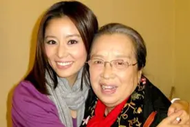"容嬷嬷"李明启逛菜市背包价格引关注，谁说老戏骨就得"穷"？图片