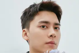李易峰《芭莎男士》八月刊封面大片，满满的少年气息图片
