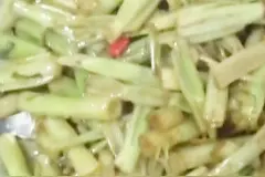 酸空心菜梗一般怎么炒比较好吃，我们家经常是这样做的，夏天推荐图片