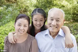 隔代亲：谁说老人带不好孩子？我的外公外婆给了我最好的照顾图片