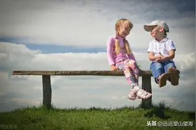 小男孩，和小女孩的爱也是很不容易图片
