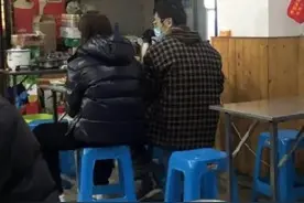 憋不住了！朱亚文带妻子路边吃烧烤，穿睡衣扎小辫偶像包袱全无图片