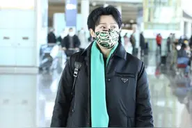 陈志朋又“踩雷”，宽松肥裤配高帮鞋秒变小短腿，个矮真不能乱穿图片