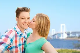 “kiss and tell”别理解成“亲一下就告诉你”图片
