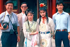 1985年《红楼梦》拍摄现场，图1林黛玉贾宝玉与工作人员合影图片