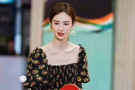 金晨上节目穿着太“村气”，花裙好像十年前的衣服，只有锁骨加分图片
