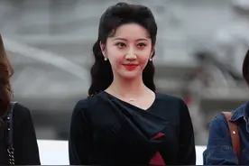 景甜一袭黑裙复古优雅，但法令纹重略显老气图片