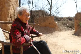 109岁老人每天早上一小杯白酒，还能拾野菜打麻将，生活啥样子图片
