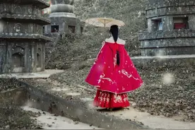空庭雨飘落，花凋零落寞，仿佛云也飘过，雨落下的那个夜晚月无瑕图片