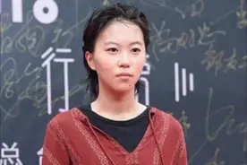 窦靖童这次走“嬉皮风”，叠穿上衣就算了，想不到连裤子也叠穿图片