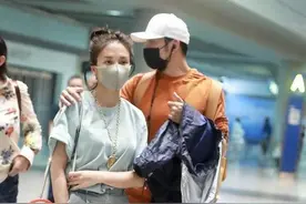 杨烁夫妇同框走机场，穿休闲装配情侣鞋狂撒狗粮，果然是郎才女貌图片