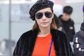 阿娇真不像离过婚的女人，一身黑+红搭配潇洒走机场，气场全开图片
