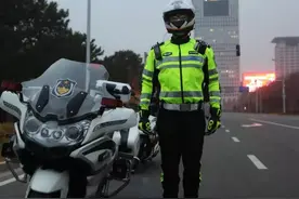 帅气！北京铁骑交警今天正式着新式警用骑行服亮相图片