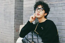 井柏然卷发造型，穿黑色毛衣戴黑框眼镜，香奈儿包吸睛图片