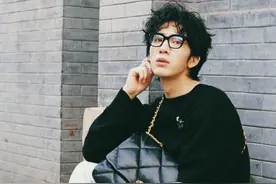 井柏然卷发造型，穿黑色毛衣戴黑框眼镜，香奈儿包吸睛图片
