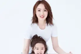 董璇带女儿拍母女写真庆六一 小酒窝脸蛋粉嫩眼睛好有灵气图片
