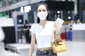 街拍：王霏霏白色V领T恤+牛仔阔腿裤+Longchamp手袋简约高级图片