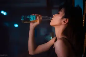 我们在爱情里所有的失落，都源于我们对感情的期待图片