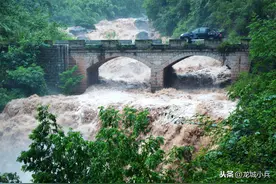 重庆云阳强降雨，多个陡峭山壁形成瀑布景观图片