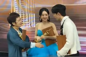 赵丽颖为王一博介绍前辈，王一博耳根都红了，网友：颖宝人美心善图片