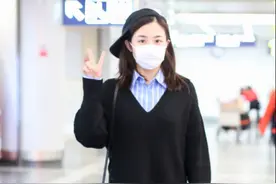 张含韵真会“扮嫩”，鸭舌帽反着扣头上，简约造型看不出是80后图片