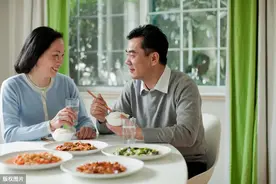 老年人再婚，最令人难以接受的结局是什么，三个人的经历值得一看图片