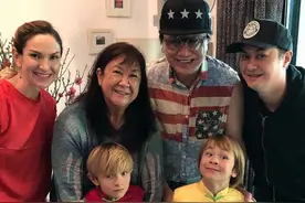 许冠杰72岁生日开派对庆祝，三代同堂尽享天伦，双胞胎孙子抢镜图片