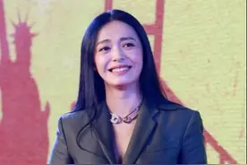 姚晨为了美也是拼了，短裤还没上衣长，坐下时真想给她盖个毯子图片