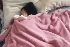 狗崽不见了，狗妈妈却一点也不着急，女子找到后皱起了眉头图片